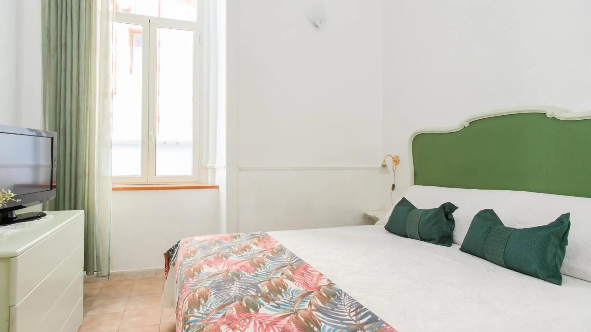 Residenza Falcone, 36 Apartment Naples Italy